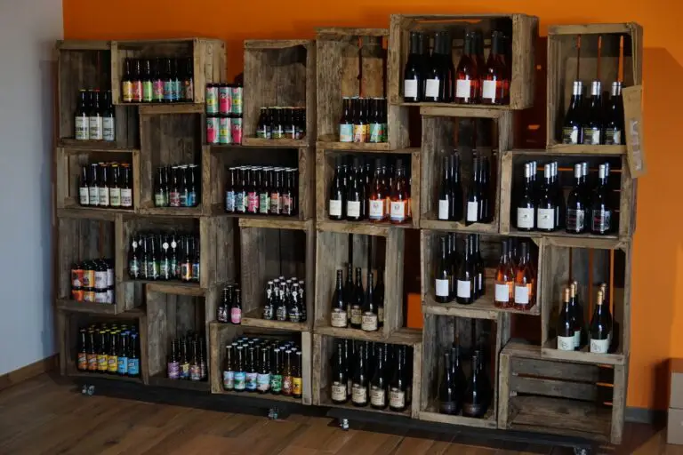 Étagères de la boutique Ker Bière avec une large sélection de bières artisanales
