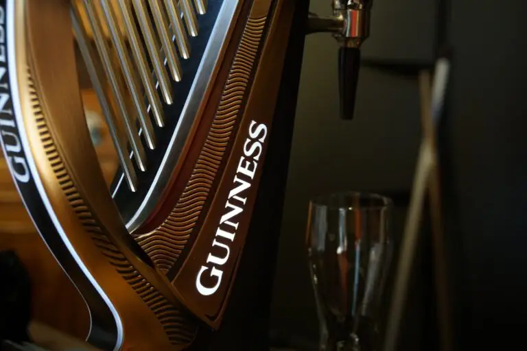 Tireuse de bière Guinness, célèbre pour sa mousse crémeuse et son goût unique