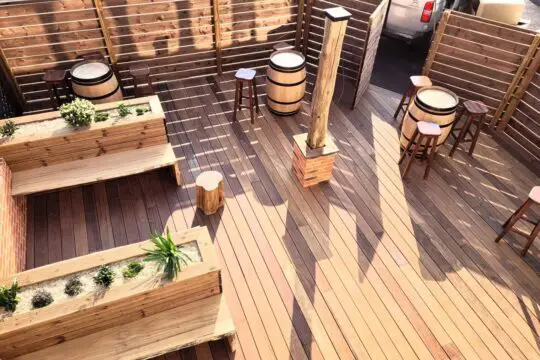 Terrasse extérieure du Bar Ker Bière à Longué Jumelles